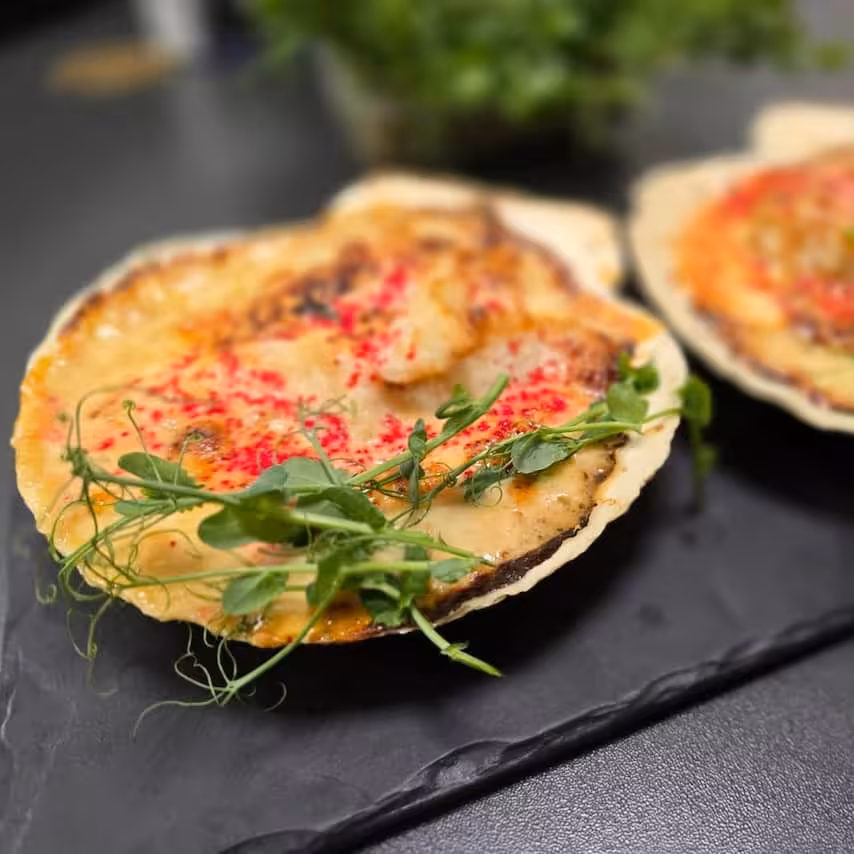 Фото Ракушка запеченная с морепродуктами под соусом